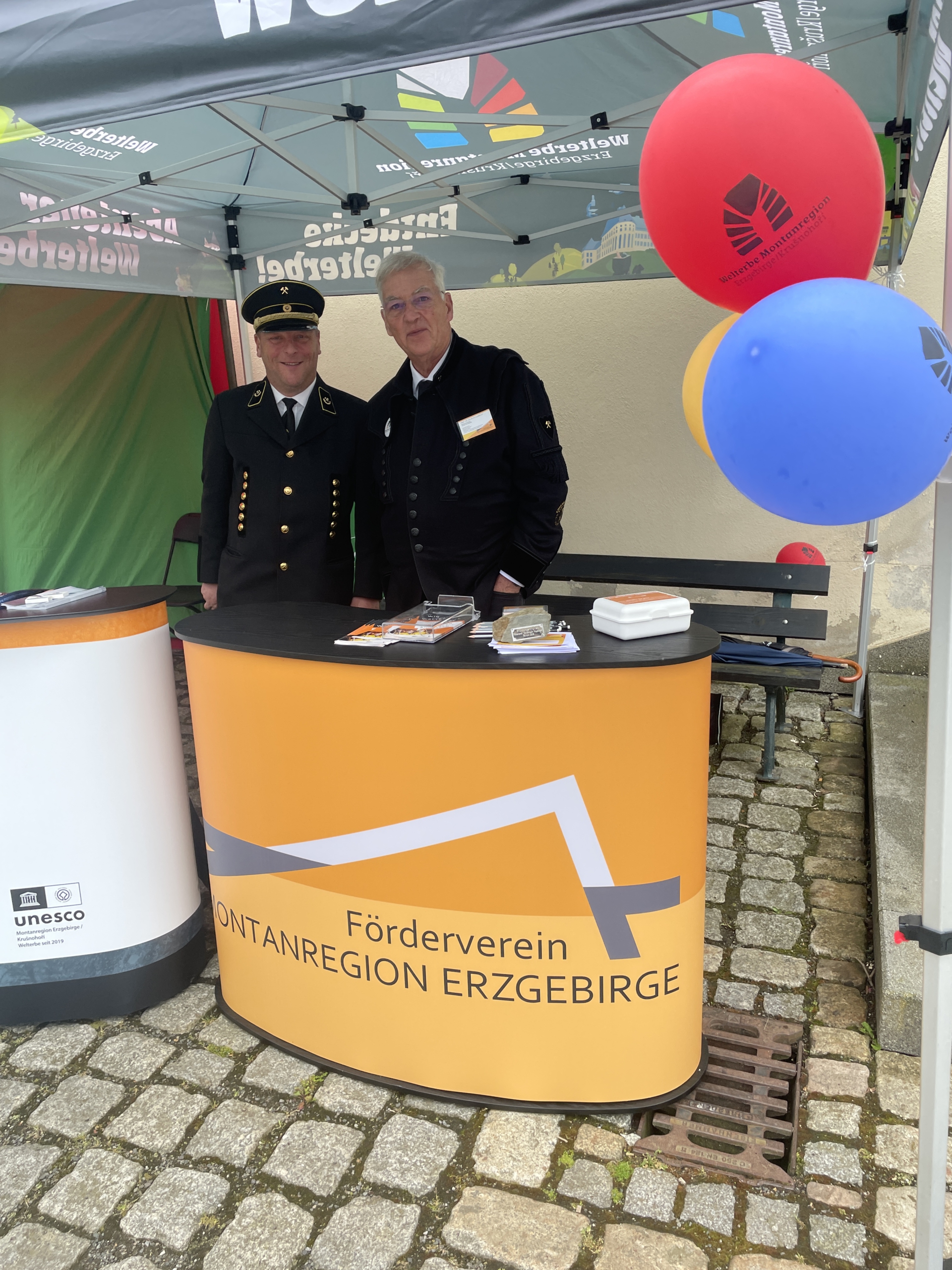 Prof. Dr. Helmuth Albrecht und Herr Andreas Rössel am Stand des Fördervereins